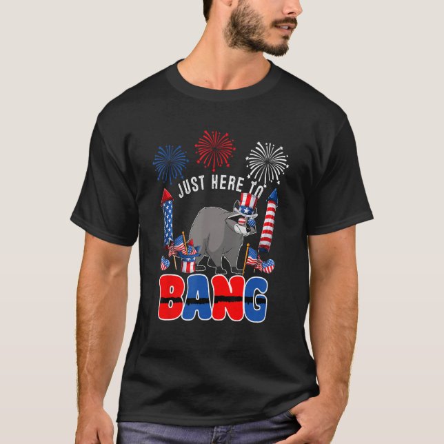 Camiseta Just Here To Bang  Raccoon Sunglasses American Fla (Anverso)