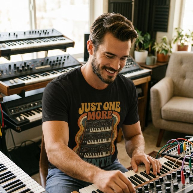 Camiseta Just One More Synth – Lustiges Synth Nerd  (Subido por el creador)
