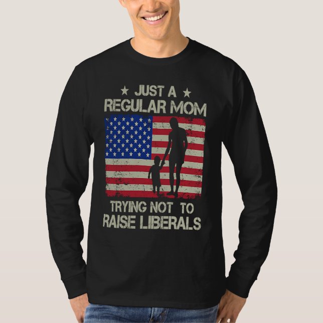 Camiseta Just Regular Mom Trying Not To Raise Liberals Amer (Anverso)