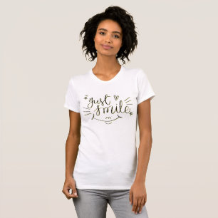 Camiseta Just Smile Tee – ¡Viste Felicidad Todos los Días!