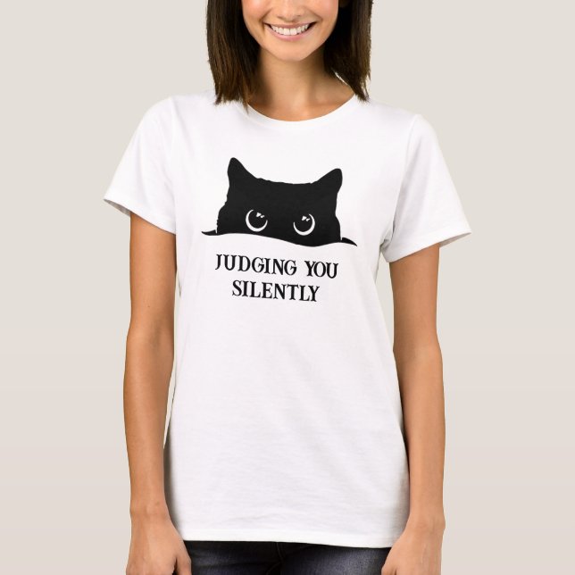 Camiseta Juzgarte un gato silenciosamente gracioso (Anverso)