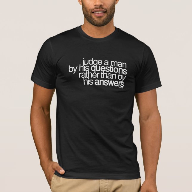 Camiseta Juzgue un ~ Voltaire del hombre (Anverso)