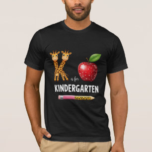 Camiseta K es para la jirafa de jardín de infancia y manzan