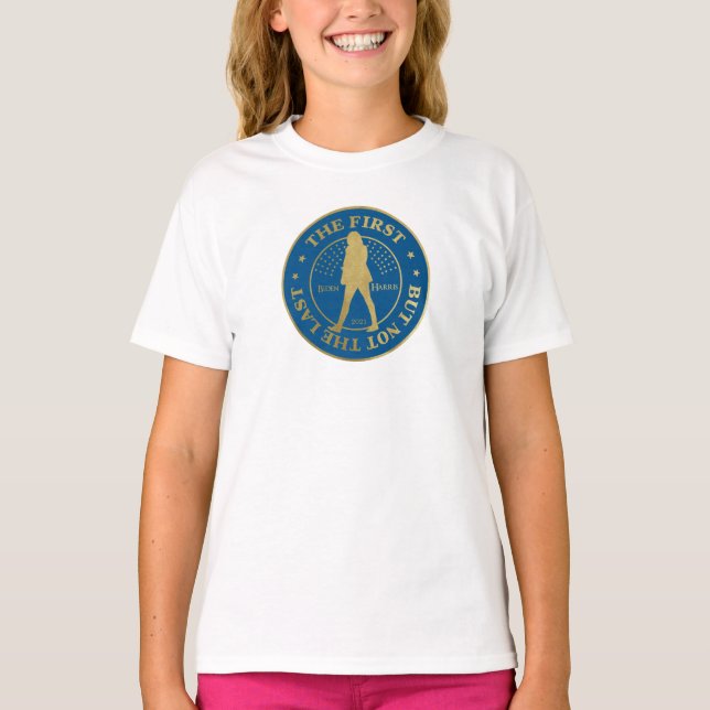 CAMISETA KAMALA HARRIS - "LA PRIMERA - PERO NO LA ÚLTIMA" (Anverso)