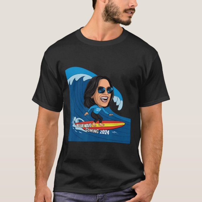 Camiseta Kamala Harris Montando En Surfboard En Una Ola Azu (Anverso)
