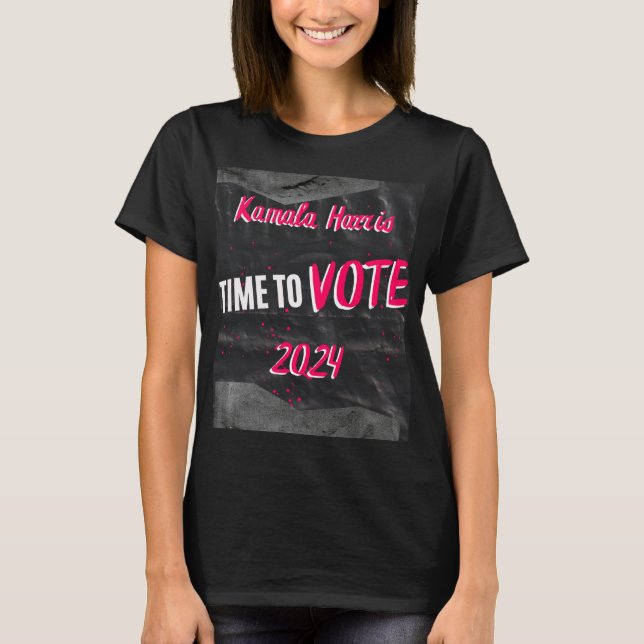 Camiseta Kamala Harris T-Shirt. Negro con fuente rosa. (Anverso)
