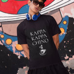 Camiseta Kappa Kappa Chino Funny Coffee Lover<br><div class="desc">Camiseta fresca para los amantes del café,  este diseño presenta un giro a las organizaciones griegas con su texto KAPPA KAPPA CHINO y una taza caliente de capuchino bajo el texto. Elija entre los muchos estilos de camisa y opciones de color para una camisa divertida que le gustará usar.</div>