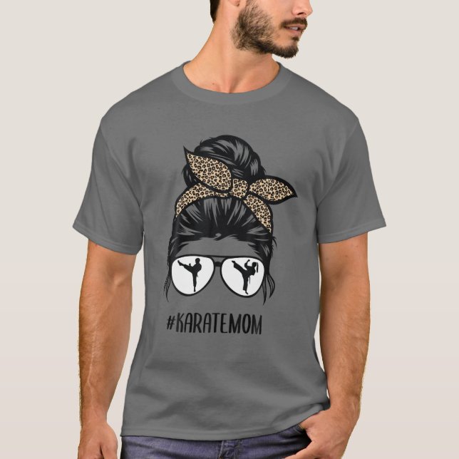 Camiseta Karate Mom Leopard Messy Bun Hair Glasses (Anverso)