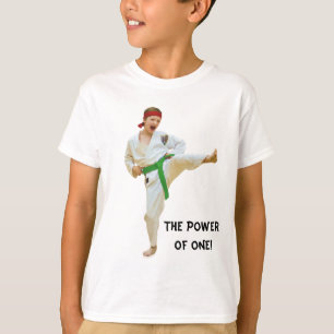 Camiseta Karate que golpea con el pie, cinturón verde,