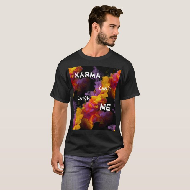 Camiseta Karma cita tipografía con fondo de humo (Anverso completo)