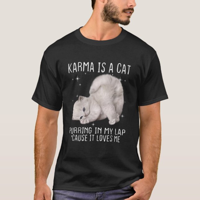 Camiseta Karma es un gato purgando en mi perrera porque es  (Anverso)