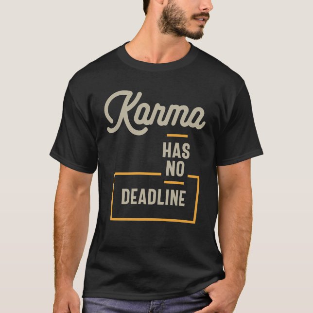 Camiseta Karma No Tiene Fecha Límite Para Decir Sarcástico (Anverso)