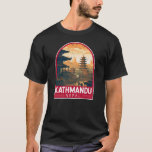 Camiseta Katmandú Nepal Viajes de arte<br><div class="desc">Diseño de viajes de vector retro en Katmandú. Katmandú,  la capital de Nepal,  se encuentra en un valle rodeado por las montañas del Himalaya.</div>
