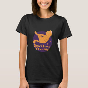 Camiseta Kawaii lindo naranja haciendo poses de yoga