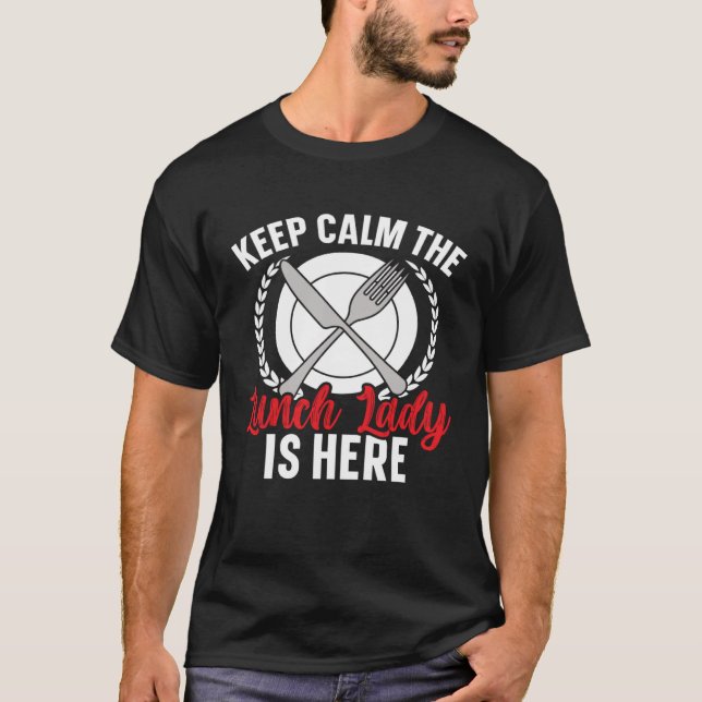 Camiseta Keep Calm The Lunch Lady Is Here Cafeteria Worker  (Anverso)
