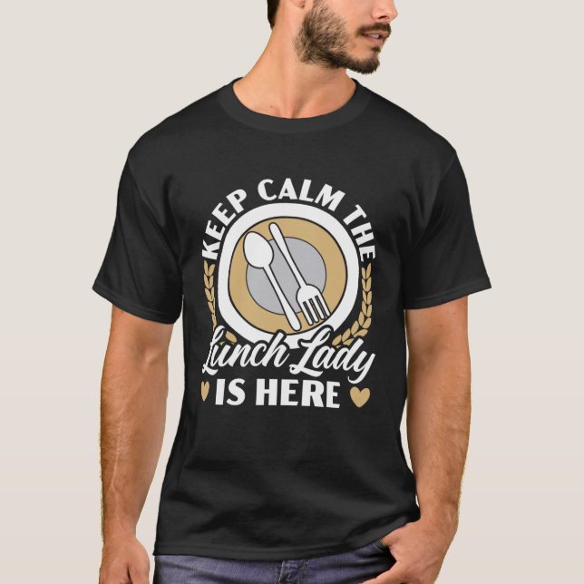 Camiseta Keep Calm The Lunch Lady Is Here Cafeteria Worker  (Anverso)