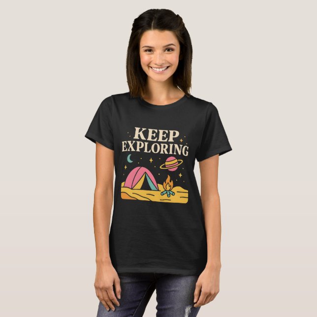 Camiseta Keep Exploring – Cosmic Camping Adventure Design (Anverso completo)