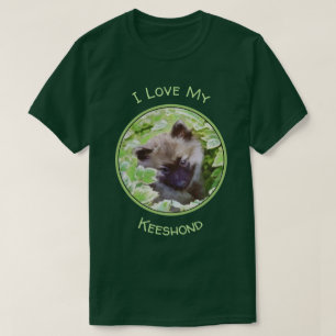 Camiseta Keeshond Puppy en el jardín pintando arte original
