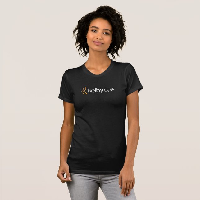 Camiseta KelbyOne para mujeres (oscura) (Anverso completo)