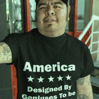 Camiseta Kennedy - Diseñado Por Genios Dirigidos Por Idiota