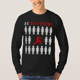 Camiseta Kickin Chuckles: Karate - Sé diferente de otros