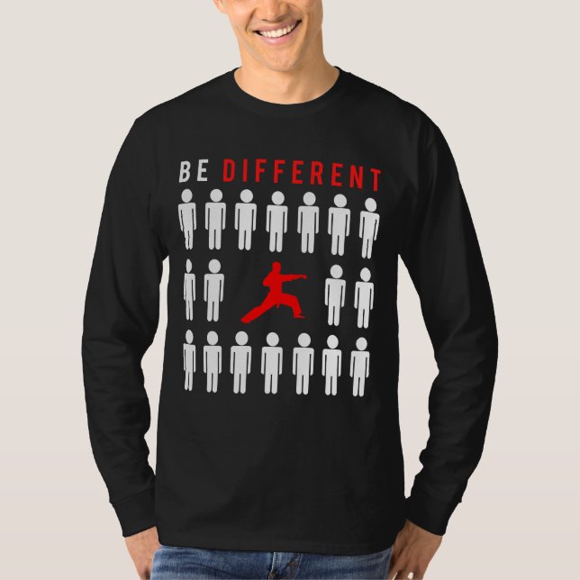 Camiseta Kickin Chuckles: Karate - Sé diferente de otros (Anverso)