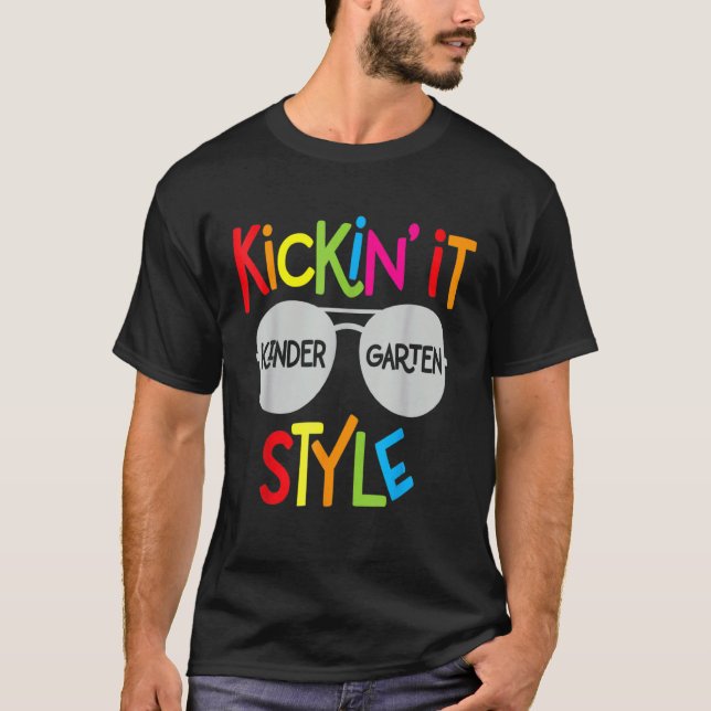 Camiseta Kickin It Kindergarten Estilo Niños Diversos De Vu (Anverso)