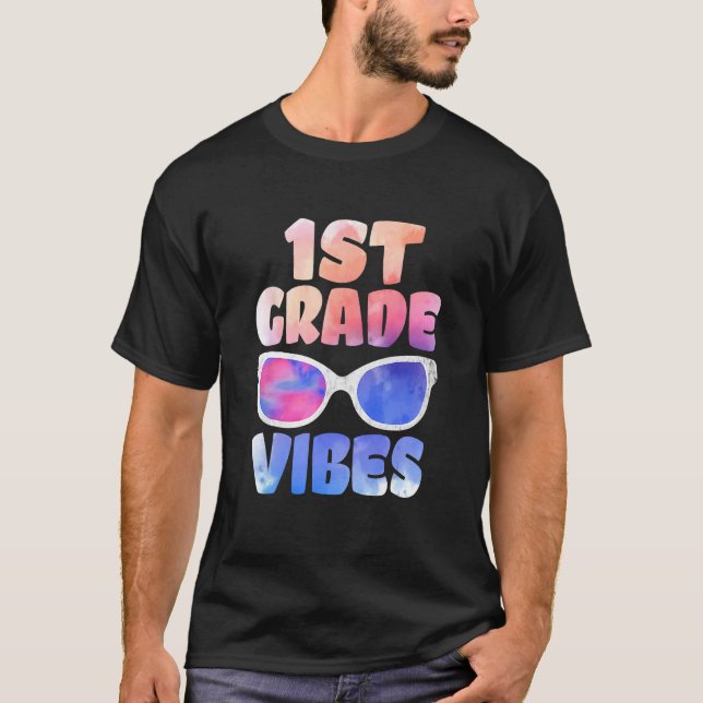 Camiseta Kids Back To School 1st Grade Vibes First Day Teac (Anverso)