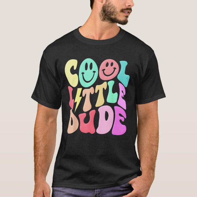 Camiseta Kids Cool Lilu2019 A Dude Groovy  Baby Shower Baby (Anverso)
