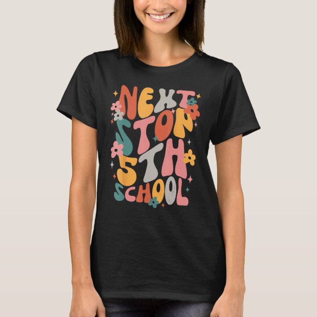 Camiseta Kids Next Stops 5th Grade Groovy Vibes First Day O (Anverso)