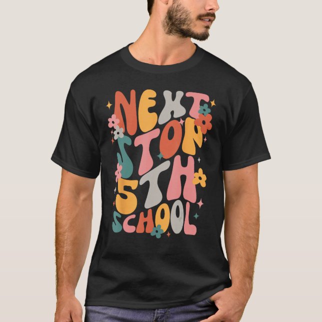 Camiseta Kids Next Stops 5th Grade Groovy Vibes First Day O (Anverso)