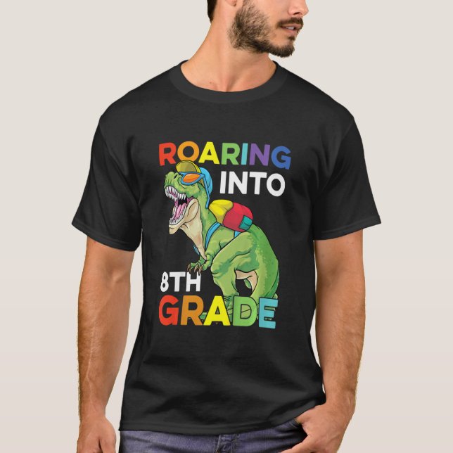 Camiseta Kids Roaring Into 8th Grade Back To School Dinosau (Anverso)