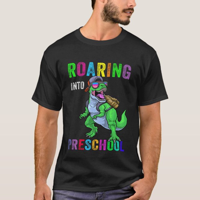Camiseta Kids Roaring Into Preschool Dinosaur 1st Day Back  (Anverso)