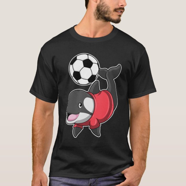 Camiseta Killerwhale como jugador de fútbol con fútbol (Anverso)