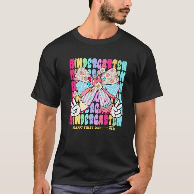 Camiseta Kindergarten Happy First Day Coquette Bow Back to  (Anverso)