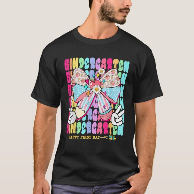 Camiseta Kindergarten Happy First Day Coquette Bow Back to  (Anverso)