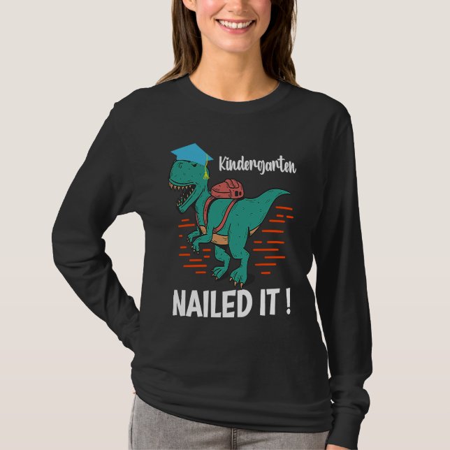 Camiseta Kindergarten has made it a mother dinosaur graduat (Anverso)