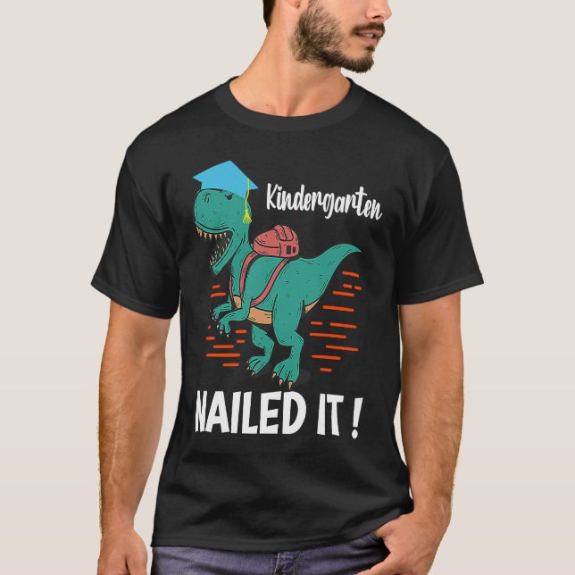 Camiseta Kindergarten has made it a mother dinosaur graduat (Anverso)
