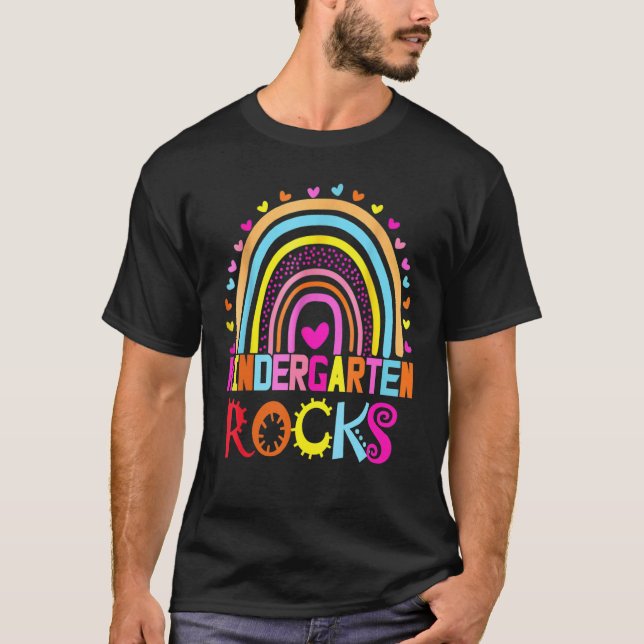 Camiseta Kindergarten Rocks Team Kindergarten Tea arcoiris (Anverso)