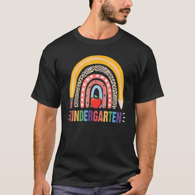 Camiseta Kindergarten Teacher First Day Of School Rainbow G (Anverso)