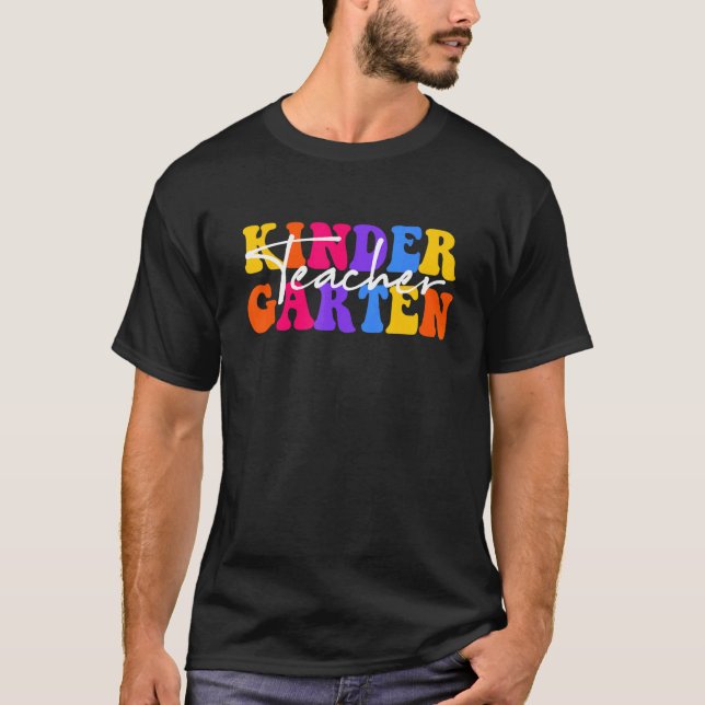 Camiseta Kindergarten Teacher Groovy Happy First Day Of Sch (Anverso)