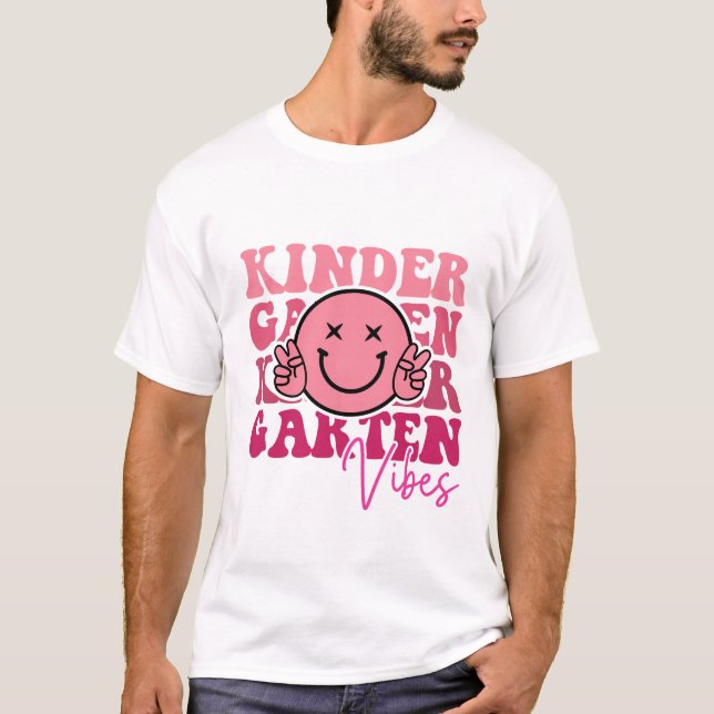 Camiseta Kindergarten Vibes | Diseño divertido y lúdico (Anverso)