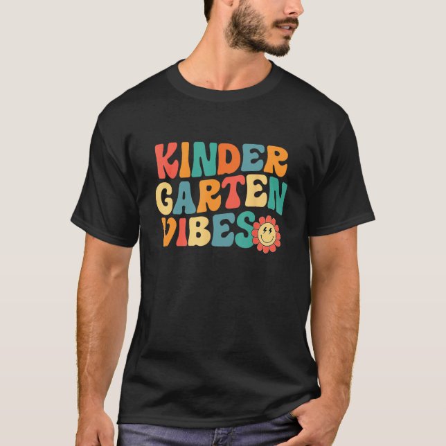 Camiseta Kindergarten Vibes Kinder Crew Retro First Day Of  (Anverso)