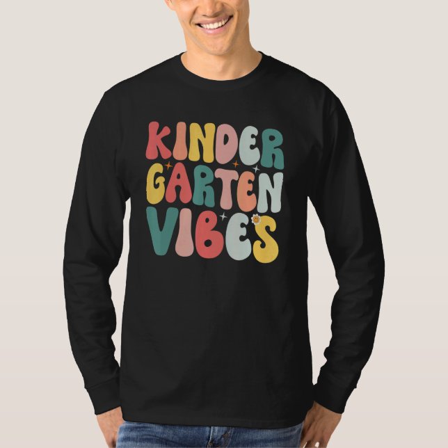 Camiseta Kindergarten Vibes Retro Back to School Teacher Wo (Anverso)
