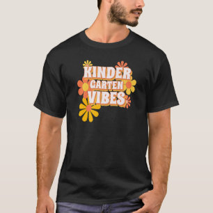 Camiseta Kindergarten Vibes Teacher Back To School Retro Fi