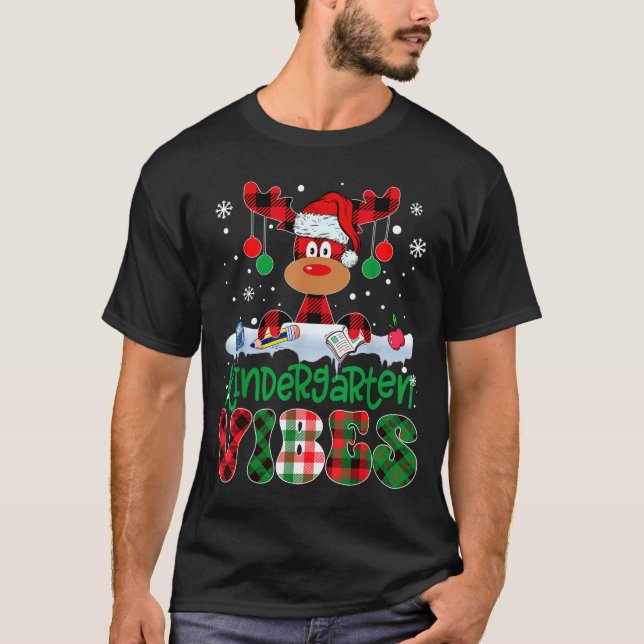 Camiseta Kindergarten Vibes Teacher Buffalo Plaid Reindeer  (Anverso)