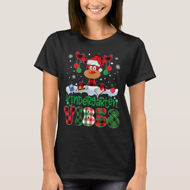 Camiseta Kindergarten Vibes Teacher Buffalo Plaid Reindeer  (Anverso)