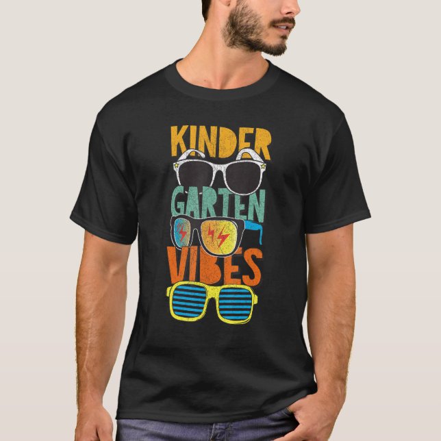 Camiseta Kindergarten Vibes Team Kinder Retro Primer Día De (Anverso)