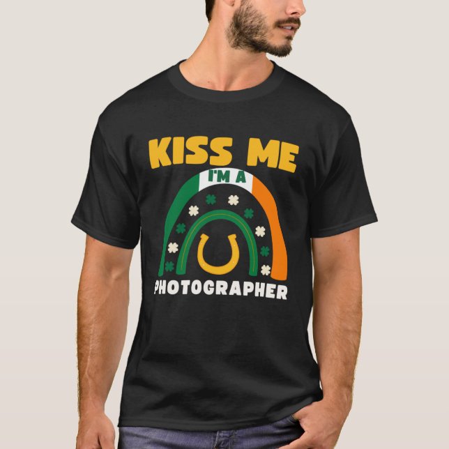 Camiseta Kiss Me I m A Photographer St Patricks Day Puns Ir (Anverso)