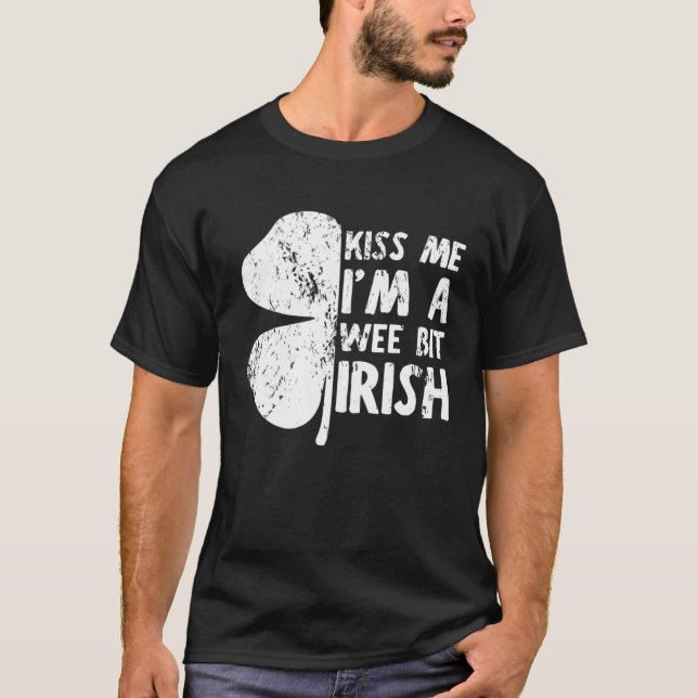 Camiseta Kiss Me I m A Wee Bit Irish St Patrick s Day 2023 (Anverso)